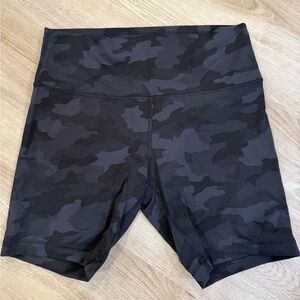 Lululemon Wunder Train 8” shorts black camo size 14